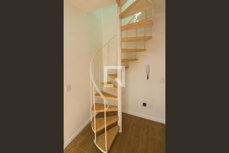 Escada de apartamento para alugar com 2 quartos, 100m² em Azenha, Porto Alegre