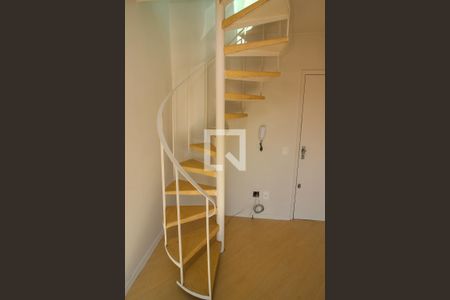Escada de apartamento para alugar com 1 quarto, 100m² em Azenha, Porto Alegre