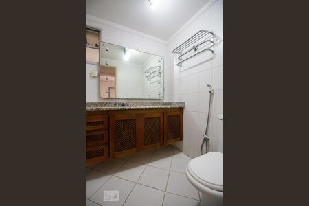 Banheiro social de apartamento para alugar com 3 quartos, 70m² em Vila Madalena, São Paulo