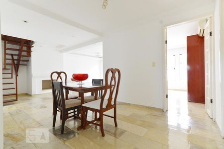 Sala de jantar de casa de condomínio para alugar com 2 quartos, 120m² em Roçado, São José