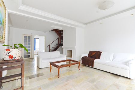 Sala de estar de casa de condomínio para alugar com 2 quartos, 120m² em Roçado, São José