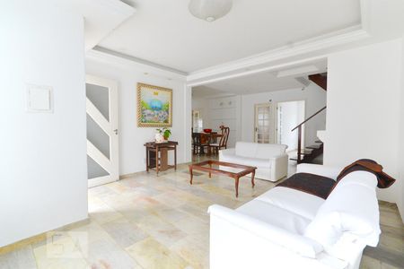 Sala de estar de casa de condomínio para alugar com 2 quartos, 120m² em Roçado, São José