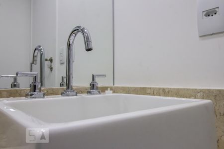 Apartamento para alugar com 68m², 2 quartos e 2 vagas Apartamento para alugar com 68m², 2 quartos e 2 vagasBanheiro social detalhe