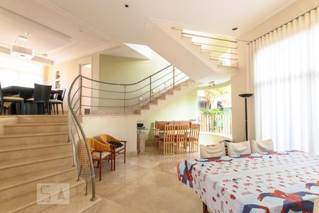 Casa de condomínio para alugar com 400m², 4 quartos e 3 vagasSala