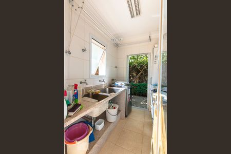 Casa de condomínio à venda com 400m², 4 quartos e 3 vagas Casa de condomínio à venda com 400m², 4 quartos e 3 vagasLavanderia