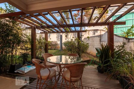 Casa de condomínio à venda com 400m², 4 quartos e 3 vagas Casa de condomínio à venda com 400m², 4 quartos e 3 vagasÁrea Externa