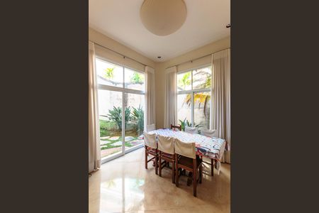 Casa de condomínio à venda com 400m², 4 quartos e 3 vagas Casa de condomínio à venda com 400m², 4 quartos e 3 vagasSala