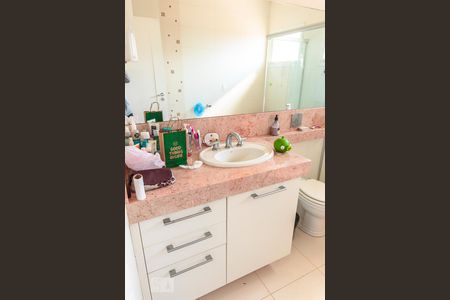 Casa de condomínio à venda com 400m², 4 quartos e 3 vagas Casa de condomínio à venda com 400m², 4 quartos e 3 vagasBanheiro do Quarto 4