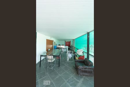 Casa à venda com 380m², 2 quartos e sem vaga Casa à venda com 380m², 2 quartos e sem vagaCorredor