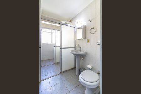 Banheiro de kitnet/studio para alugar com 1 quarto, 45m² em Centro, Campinas