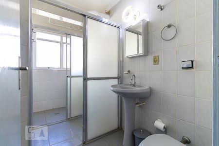 Banheiro de kitnet/studio para alugar com 1 quarto, 45m² em Centro, Campinas