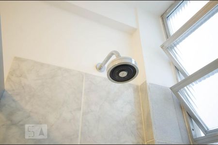 Chuveiro do banheiro social de apartamento para alugar com 4 quartos, 135m² em Leblon, Rio de Janeiro