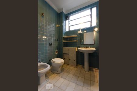 Banheiro da suite de apartamento para alugar com 4 quartos, 135m² em Leblon, Rio de Janeiro