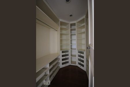 Apartamento à venda com 550m², 4 quartos e 6 vagasCloset