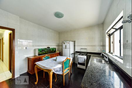 Casa para alugar com 250m², 4 quartos e 2 vagas Casa para alugar com 250m², 4 quartos e 2 vagasCozinha