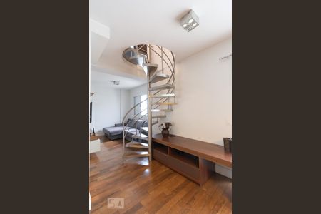 Escada  de apartamento para alugar com 2 quartos, 90m² em Campo Belo, São Paulo