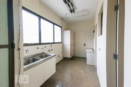 Apartamento à venda com 332m², 5 quartos e 3 vagas Apartamento à venda com 332m², 5 quartos e 3 vagasÁrea de Serviço