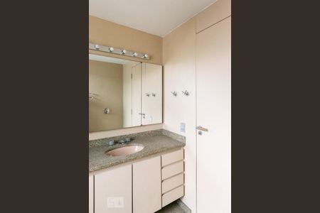 Apartamento à venda com 332m², 5 quartos e 3 vagas Apartamento à venda com 332m², 5 quartos e 3 vagasBanheiro da Suíte