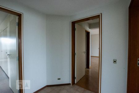 Apartamento à venda com 332m², 5 quartos e 3 vagas Apartamento à venda com 332m², 5 quartos e 3 vagasCorredor