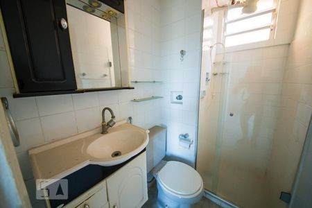 Banheiro de apartamento para alugar com 2 quartos, 65m² em Fátima, Niterói