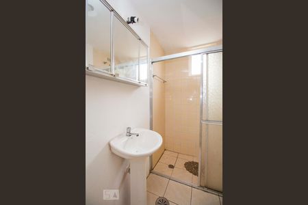 Banheiro  de apartamento para alugar com 1 quarto, 43m² em Jardim do Salso, Porto Alegre