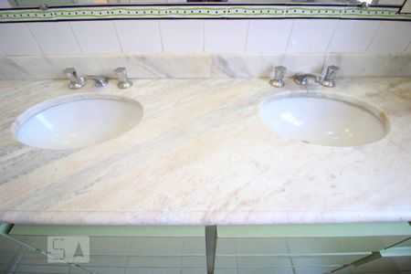 Apartamento para alugar com 235m², 4 quartos e 2 vagas Apartamento para alugar com 235m², 4 quartos e 2 vagasBanheiro Social