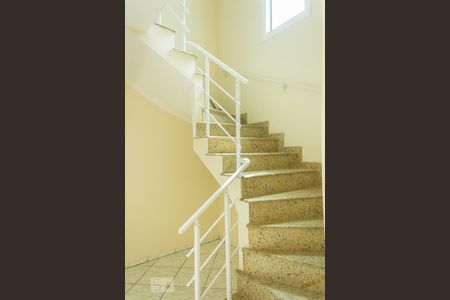 Escadas de casa para alugar com 3 quartos, 252m² em Santa Teresinha, Santo André