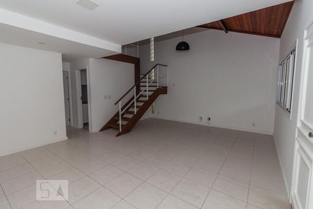 Sala de casa de condomínio para alugar com 4 quartos, 170m² em Recreio dos Bandeirantes, Rio de Janeiro