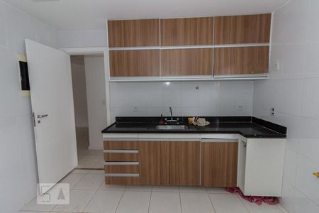 Casa de condomínio à venda com 170m², 4 quartos e 1 vaga Casa de condomínio à venda com 170m², 4 quartos e 1 vagaCozinha - Armários