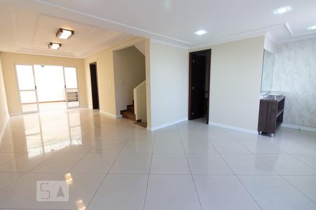 Casa para alugar com 214m², 3 quartos e 3 vagasSala