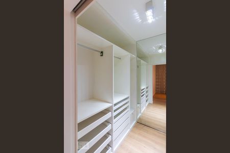 Apartamento à venda com 196m², 4 quartos e 3 vagas Apartamento à venda com 196m², 4 quartos e 3 vagasCloset - Suíte Master