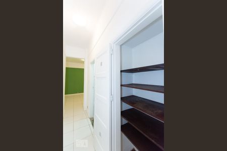 Corredor com armário embutido de apartamento para alugar com 3 quartos, 95m² em Grajaú, Rio de Janeiro