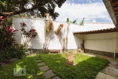 Fundos - Área de Serviço (Primeiro Andar - Área Externa) de casa de condomínio para alugar com 3 quartos, 436m² em Freguesia (jacarepaguá), Rio de Janeiro