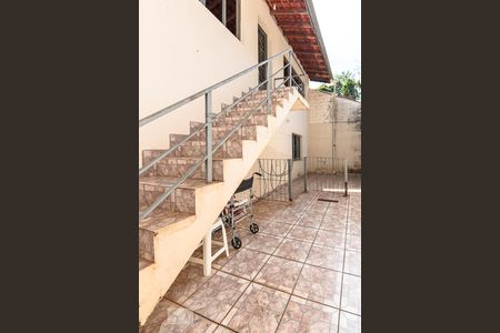 Casa de condomínio à venda com 200m², 3 quartos e 2 vagasFundos