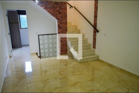 Sala de casa de condomínio para alugar com 3 quartos, 147m² em Vila São Silvestre, São Paulo