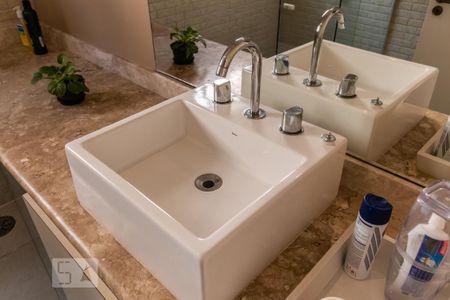 Detalhe do Banheiro do Corredor de casa de condomínio à venda com 4 quartos, 340m² em Alphaville, Santana de Parnaíba