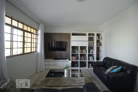 Casa para alugar com 270m², 4 quartos e 4 vagasSala de TV