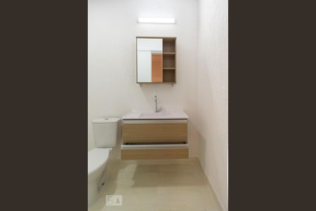 Banheiro  de kitnet/studio para alugar com 1 quarto, 17m² em Jardim Internacional, São Paulo