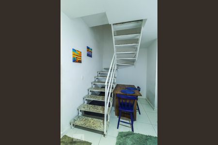 Casa de condomínio à venda com 100m², 3 quartos e 1 vagaEscada para Segundo Andar