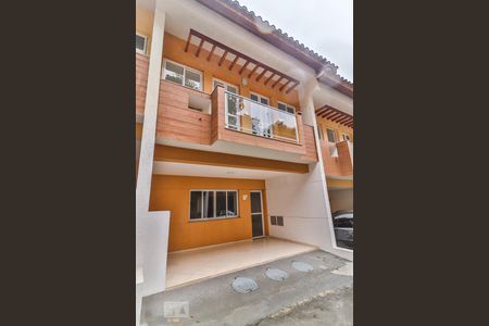 Casa de condomínio à venda com 100m², 3 quartos e 1 vagaFachada