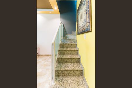 Escada de casa à venda com 2 quartos, 100m² em Vila Nhocune, São Paulo