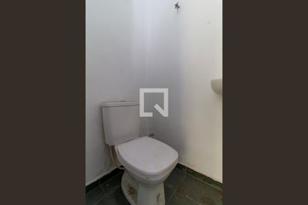 Casa à venda com 250m², 3 quartos e 2 vagas Casa à venda com 250m², 3 quartos e 2 vagasEdícula - Banheiro