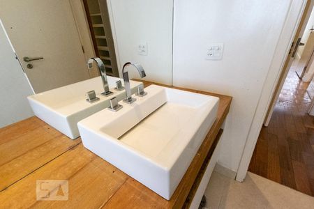 Apartamento à venda com 130m², 3 quartos e 2 vagasBanheiro da Suíte 2 - Torneira