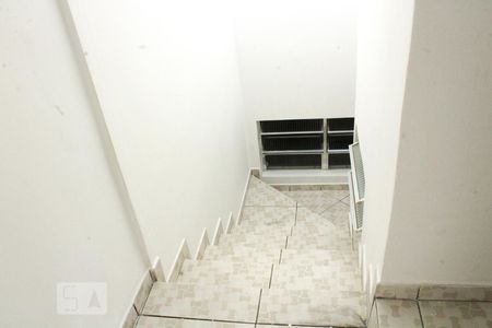 Escada de entrada de Casa com 2 quartos, 40m² Jardim Esperança