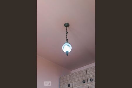 Quarto 1 - Detalhe do lustre de apartamento para alugar com 2 quartos, 90m² em Irajá, Rio de Janeiro