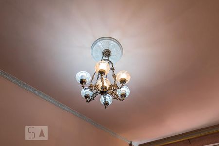 Sala - Detalhe do lustre de apartamento para alugar com 2 quartos, 90m² em Irajá, Rio de Janeiro