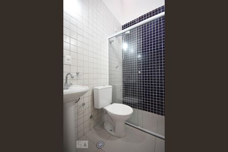 Banheiro de casa para alugar com 2 quartos, 100m² em Jardim das Vertentes, São Paulo