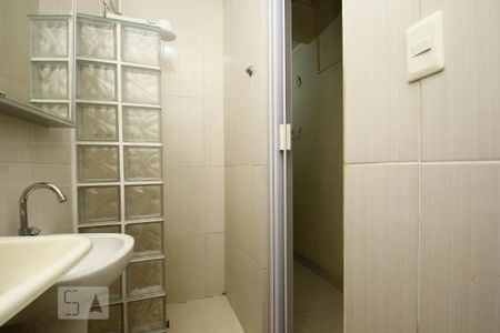 Banheiro de kitnet/studio para alugar com 1 quarto, 27m² em Centro, Rio de Janeiro