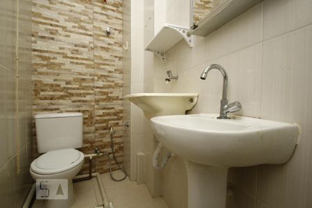 Banheiro de kitnet/studio para alugar com 1 quarto, 27m² em Centro, Rio de Janeiro
