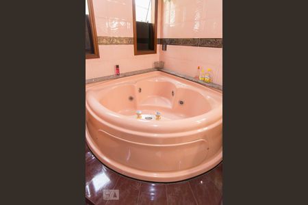 Casa à venda com 500m², 5 quartos e 6 vagasBanheiro Suíte 1